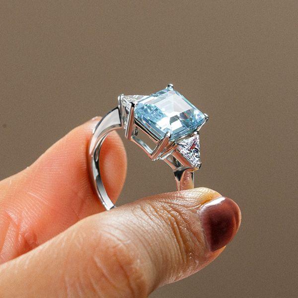 Blue Topaz vs Aquamarine: A Comparison of Two Stunning Gemstones