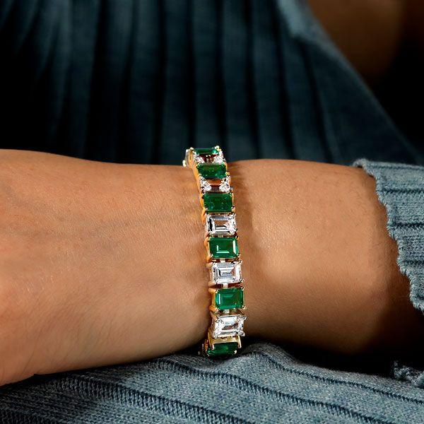 The Elegance of an Emerald Tennis Bracelet